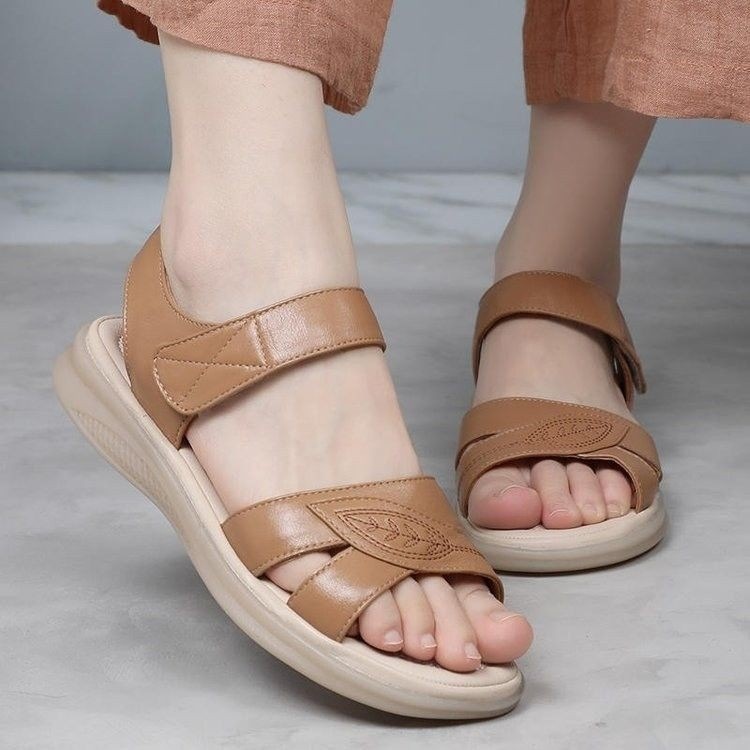 Sandalias de tendón de vaca para madres con base plana de verano nuevo estilo versátil para usar cómodas sandalias ligeras de mediana edad velcro image 9
