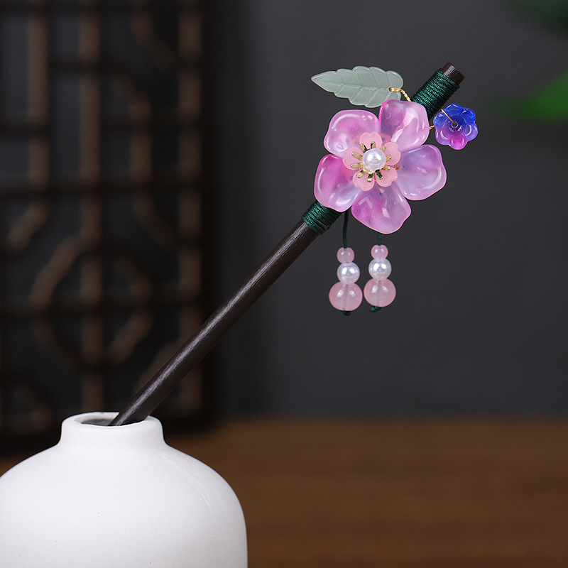 古風のフリンジのかんざしのステップは木のかんざしの子供を揺り動かします。|undefined