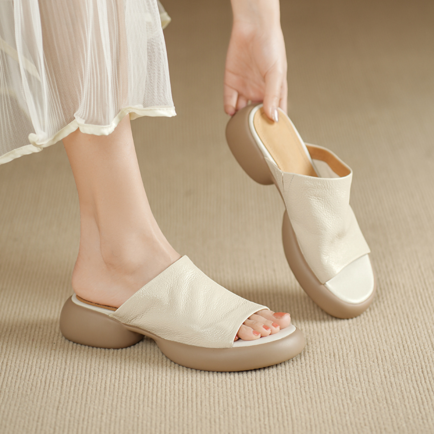 Sandal nữ hở mũi gót thấp đế dày 4cm da dê — màu trắng ngà
