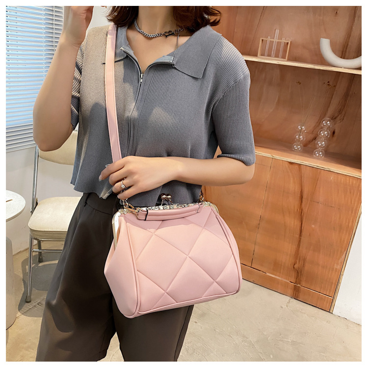 Fashion Rhombus Metal Snap Single Shoulder Messenger Bag display picture 10