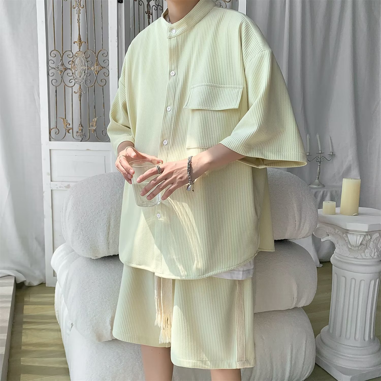 2024 nuevo estilo de moda estilo de Hong Kong de alta calidad traje de caída de seda de hielo pantalones cortos de camisa de manga corta para hombres control de dos piezas para hombres