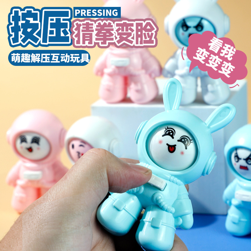 Astronauta transfronterizo adivina el puño y presiona la muñeca que cambia la cara