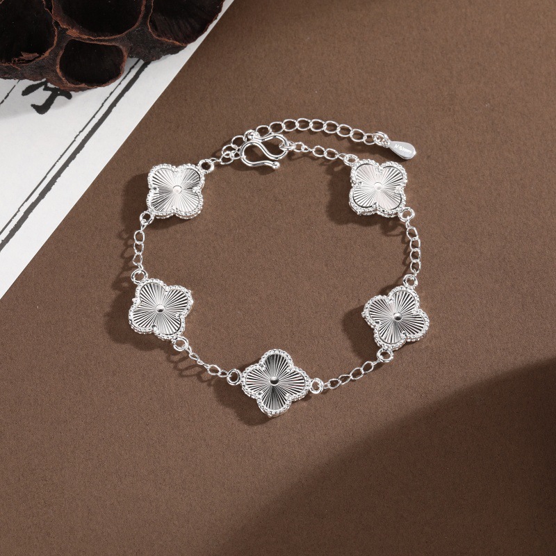 Four-Leaf Clover Bracelet, Lucky Five-Flower Bracelet for Women, Light Luxury Niche, Versatile Design, Exquisite and High-End Jewelry for Gift Giving