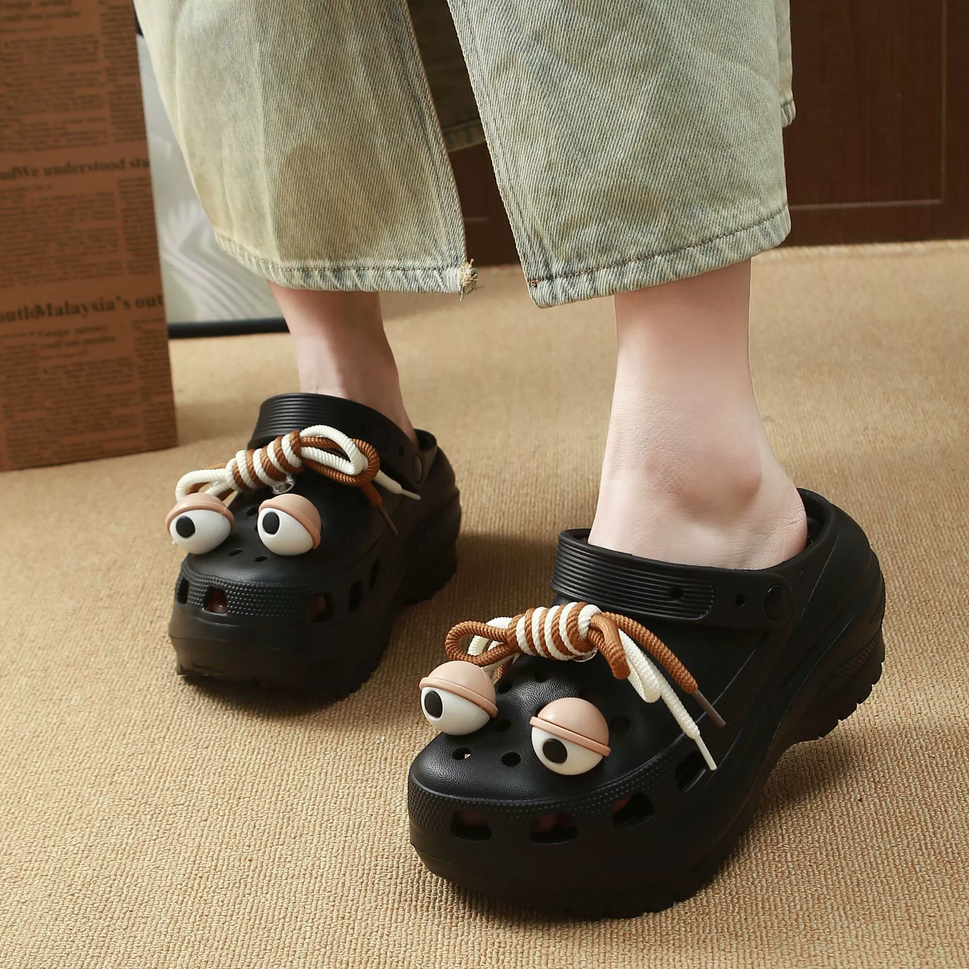 Толстая подошва для увеличения пещерных туфель для женщин 2025 новый сетевой красный супер огонь холодные тапочки