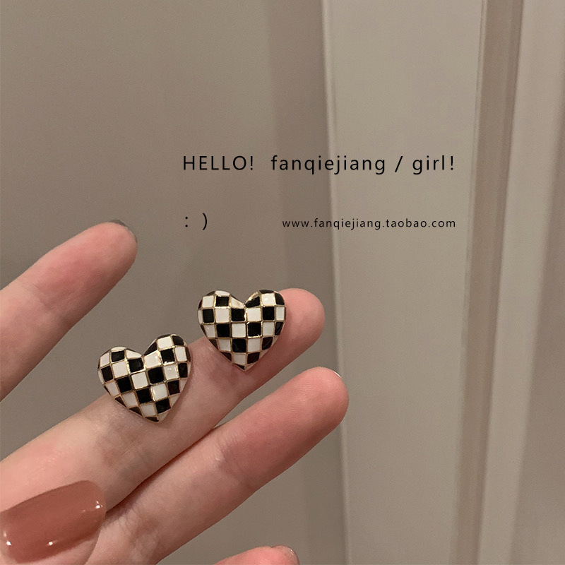 Design Heart Checkered Black Contrast Color Plaid Earrings display picture 9