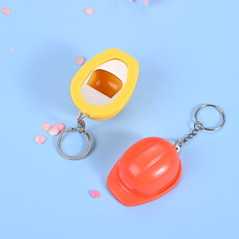 Ventas calientes de sombrero de plástico metal abertura de botellas con lámpara llavero colgante artesanía promocional pequeño regalo puede imprimir logotipo