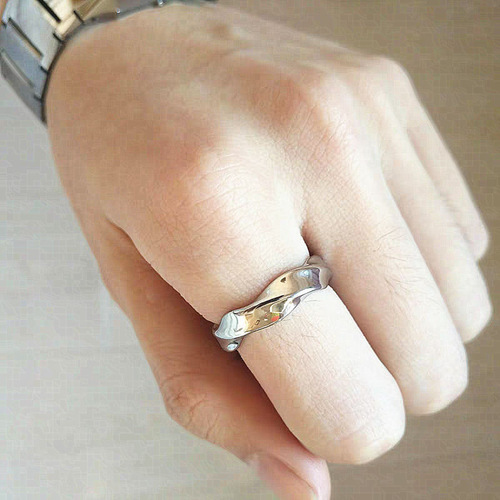 Möbius ring, trendy men's single ring, retro personalized anti-fading titanium steel ring, men's and women's couple ring