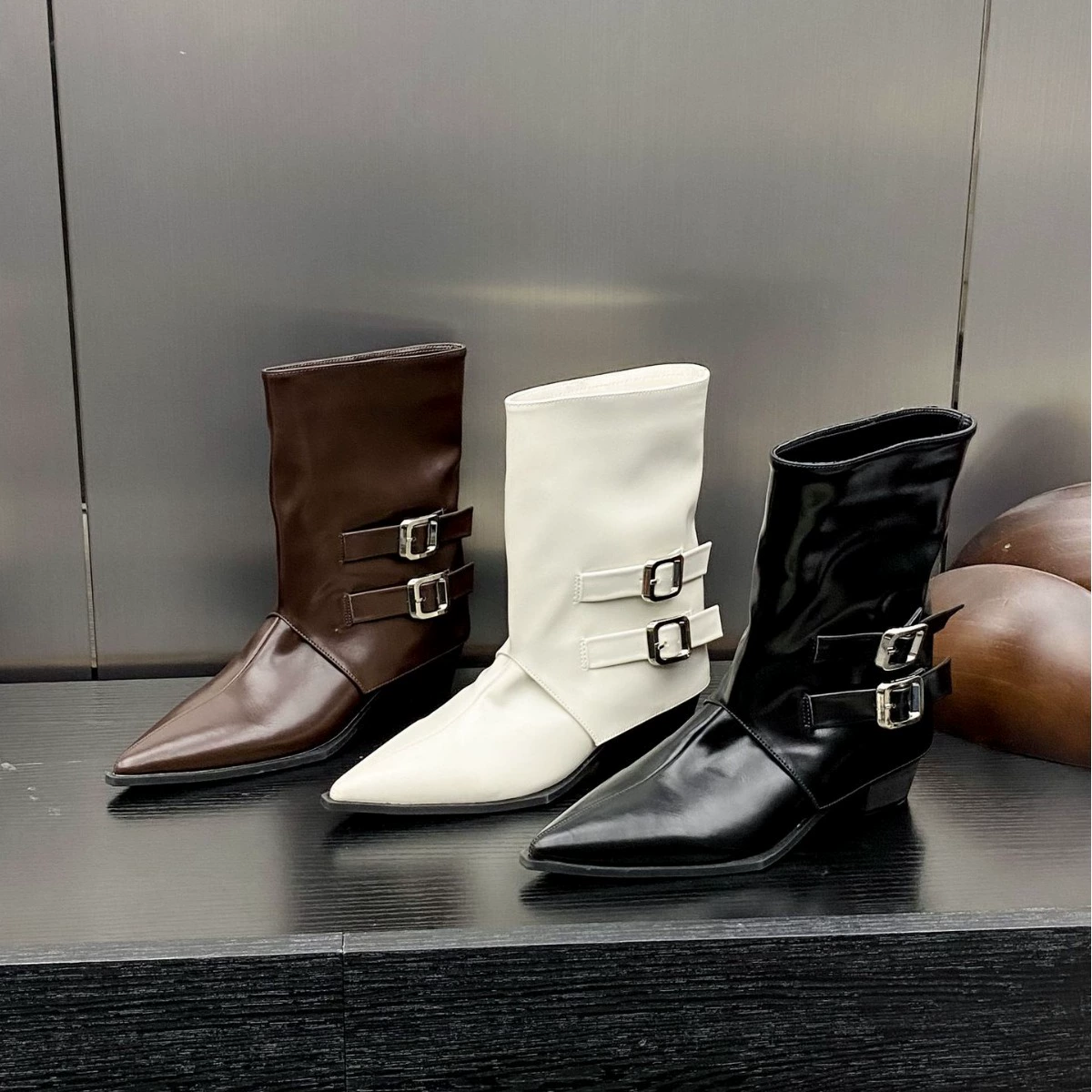 Низкие челси-ботинки (Martens), заостренный носок, пряжки и боковая молния, женские