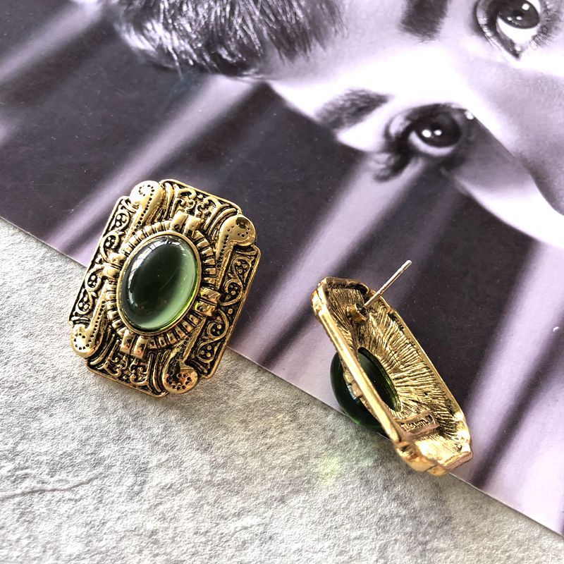 Wholesale Retro Inlaid Emerald Gem Stud Earrings Nihaojewelry display picture 5