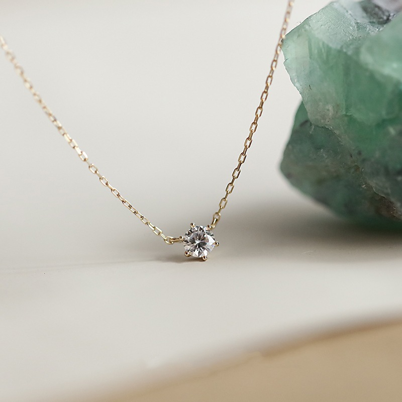 Collier ras-de-cou tendance, style luxueux et léger, orné d'un diamant unique et serti d'un zircon rond à six griffes._voghion.com