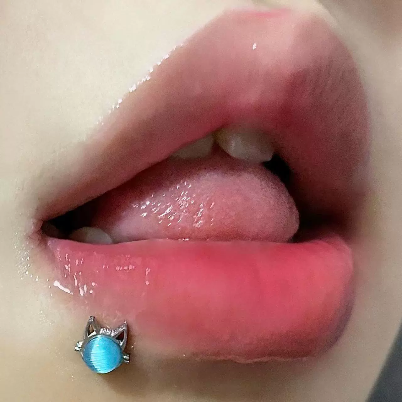 Cute lip piercing stainless steel, cat's eye, gradient