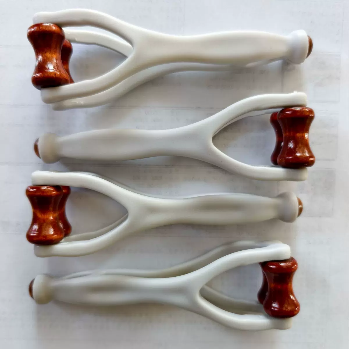 新款手指按摩器实木多功能滚轮疏通经络手指按摩棒便携点穴拔筋棒