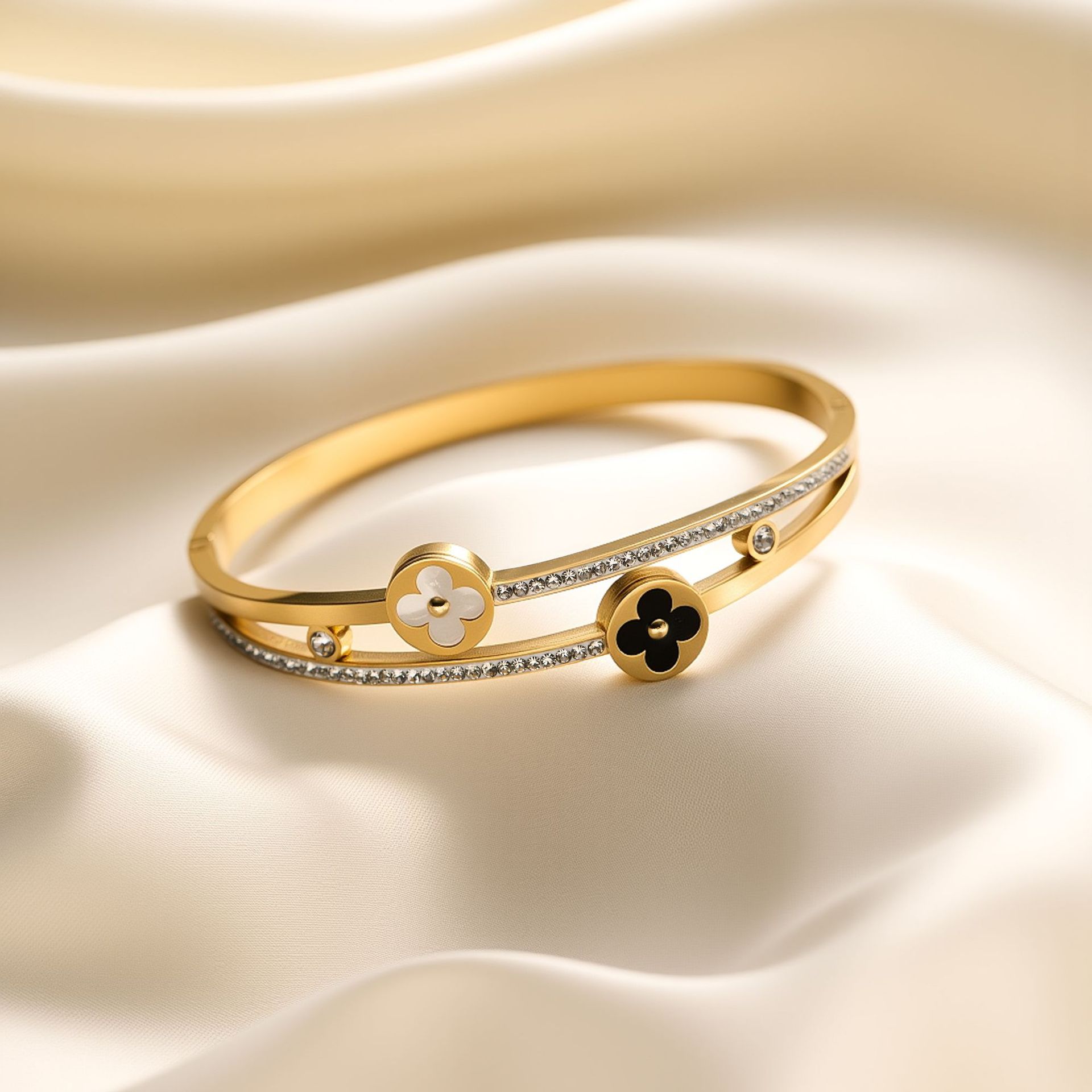 Moda coreana transfronteriza de titanio de acero blanco y negro de trébol de cuatro hojas pulsera femenina de concha blanca diamante 18k hebilla de oro pulsera joyería de mano