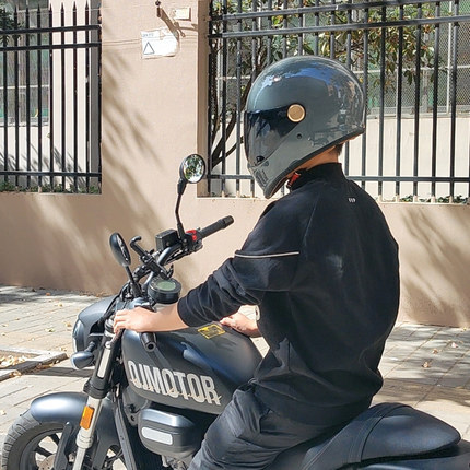 티 미러가있는 시멘트 회색