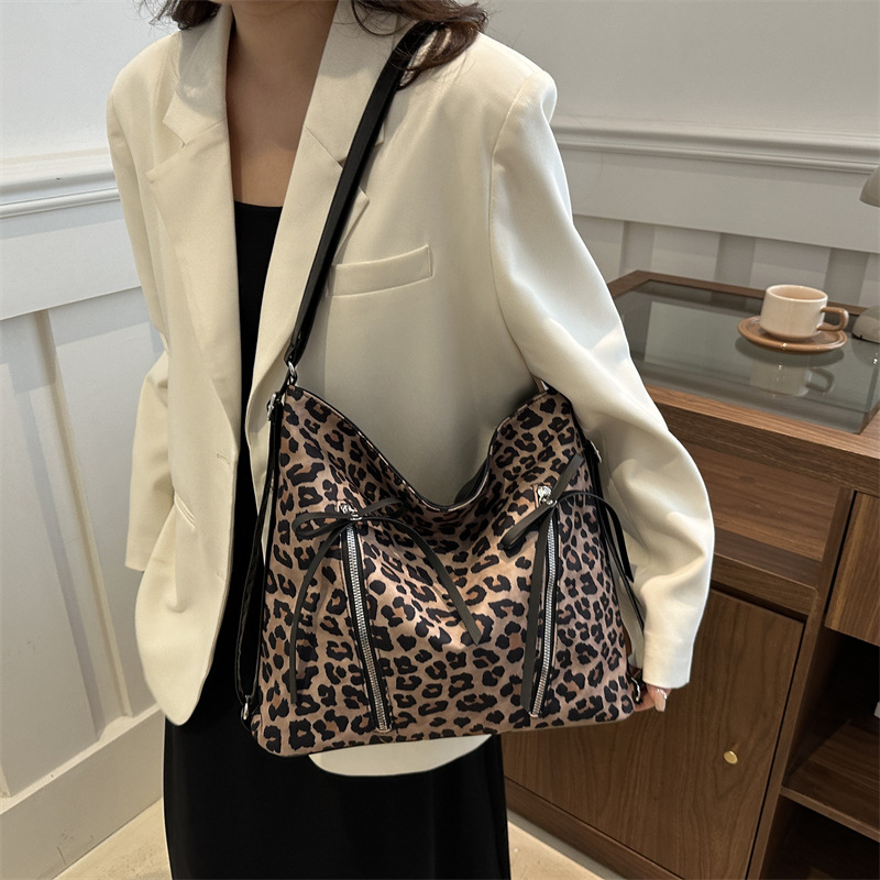 Mochila popular de este año para mujeres 2024 nueva mochila de hombro estampado leopardo de gran capacidad otoño e invierno viajes brazaleta