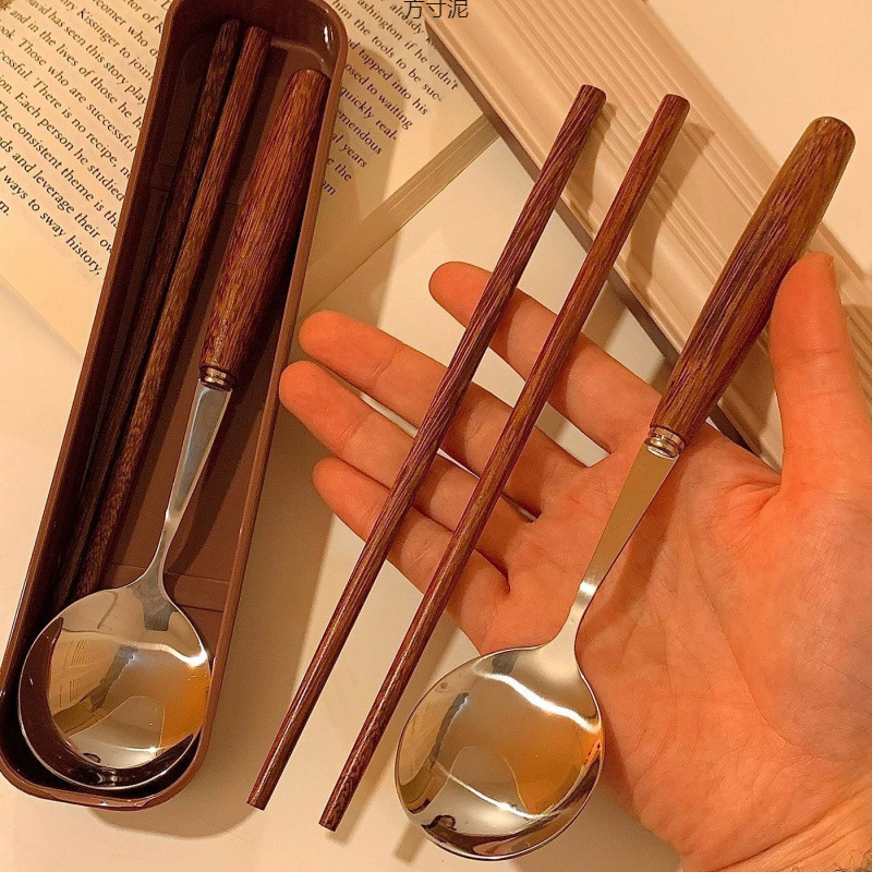 Caramel-colored chicken wing wood cylindrical handle chopsticks and spoon portable tableware set for students Caramel-colored chicken wing wood cylindrical handle chopsticks and spoon portable tableware set for students