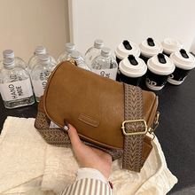 跨境单肩包2025新款包包女欧美复古斜挎包户外高级旅行单肩饺子包