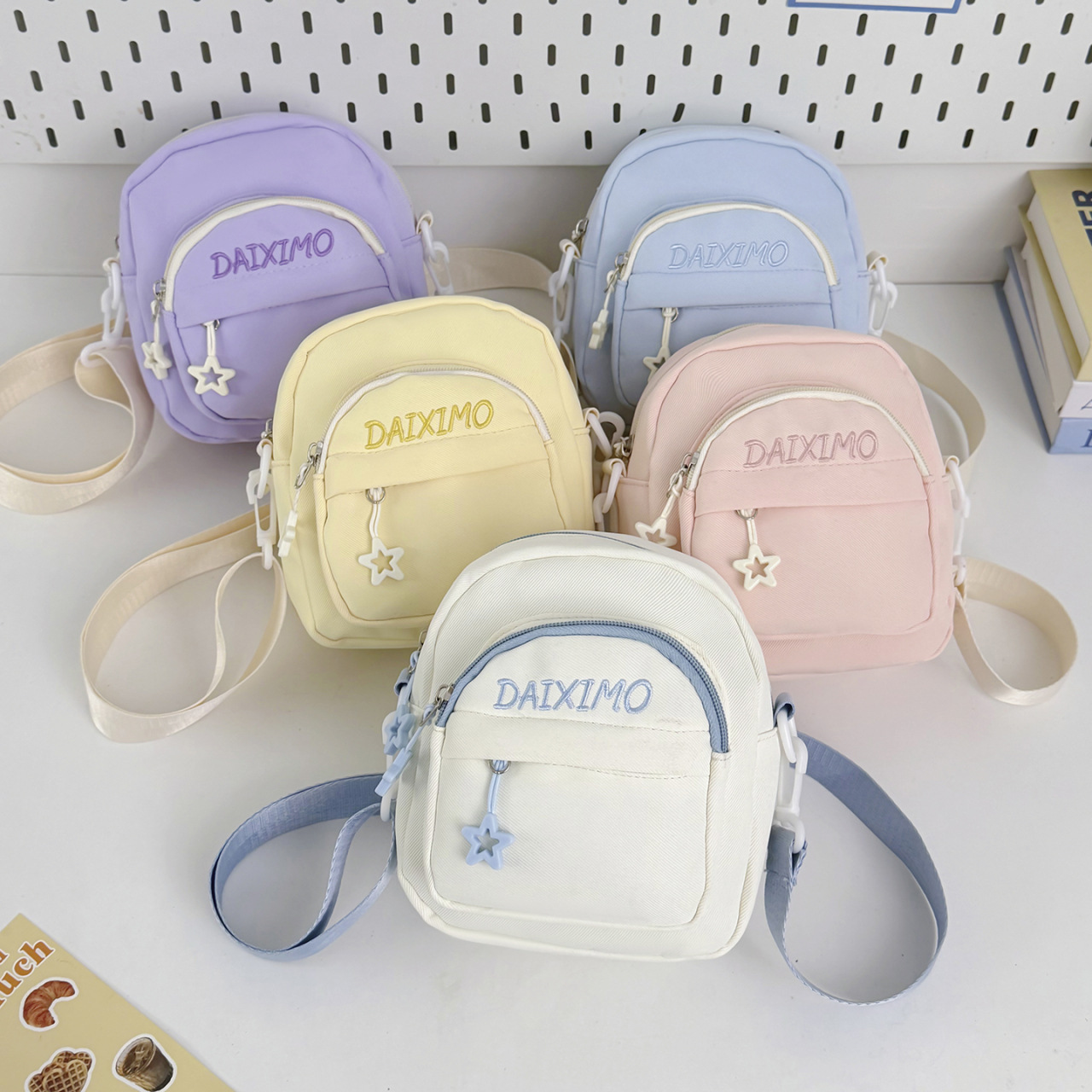 New simple women's nylon shoulder crossbody bag for commuting, traveling, and casual use, cute and lightweight phone bag