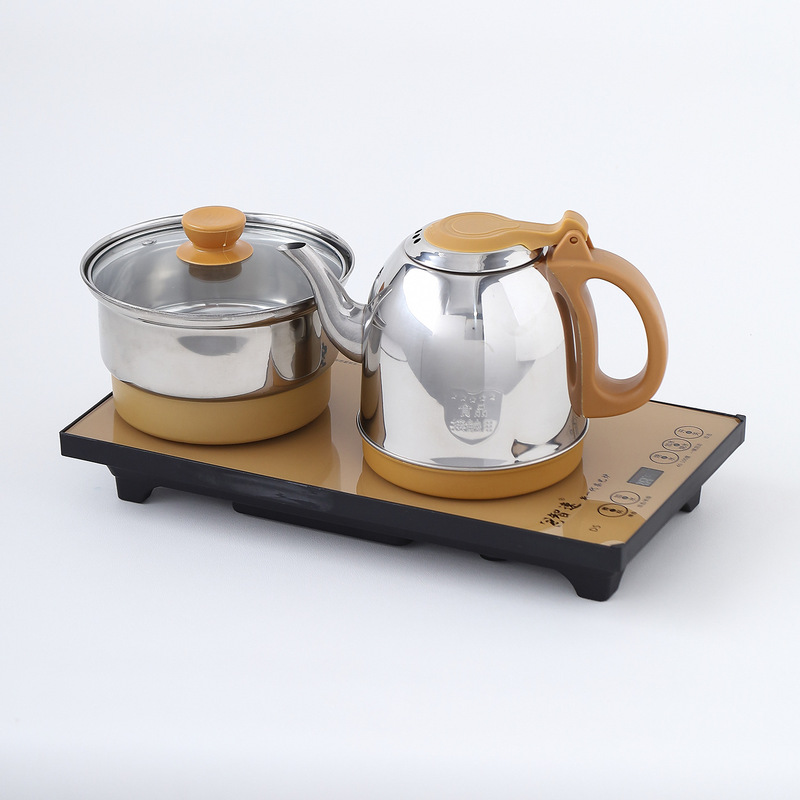 全自動底部の水筒の電気湯沸かし器でお茶を入れます。|undefined