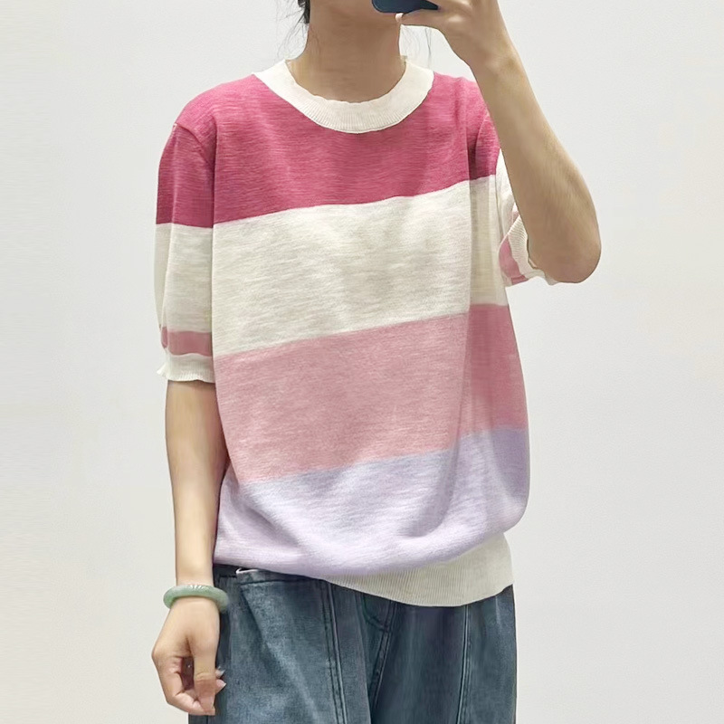 Knitted sweater with a round collar