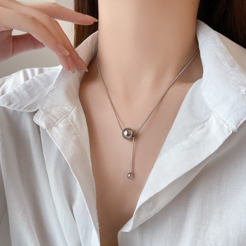 Titanium steel non-fading ball pendant necklace for women 2023 new light luxury niche ins hip hop clavicle chain necklace