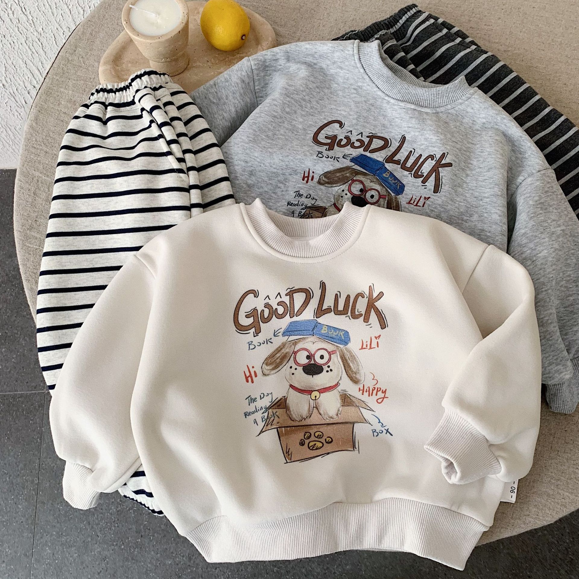 Children's cartoon sweatshirt, boys' fleece-lined autumn and winter style, long-sleeved T-shirt, warm baby base layer, stylish and trendy.