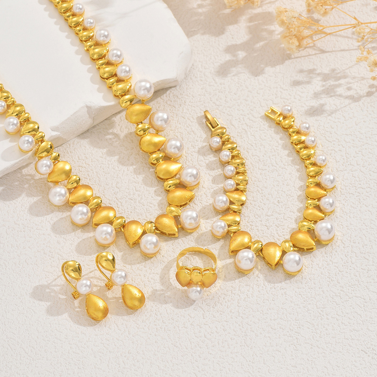 Set de joyas con perlas geométricas collar pendientes y anillo_voghion.com