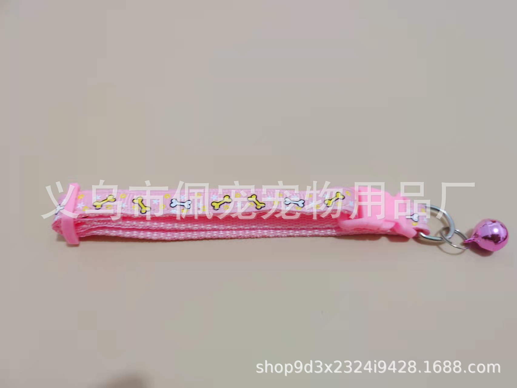 1.0 Collar de plástico colorido hueso impresión decoración pet collar accesorios de campana para perros collar