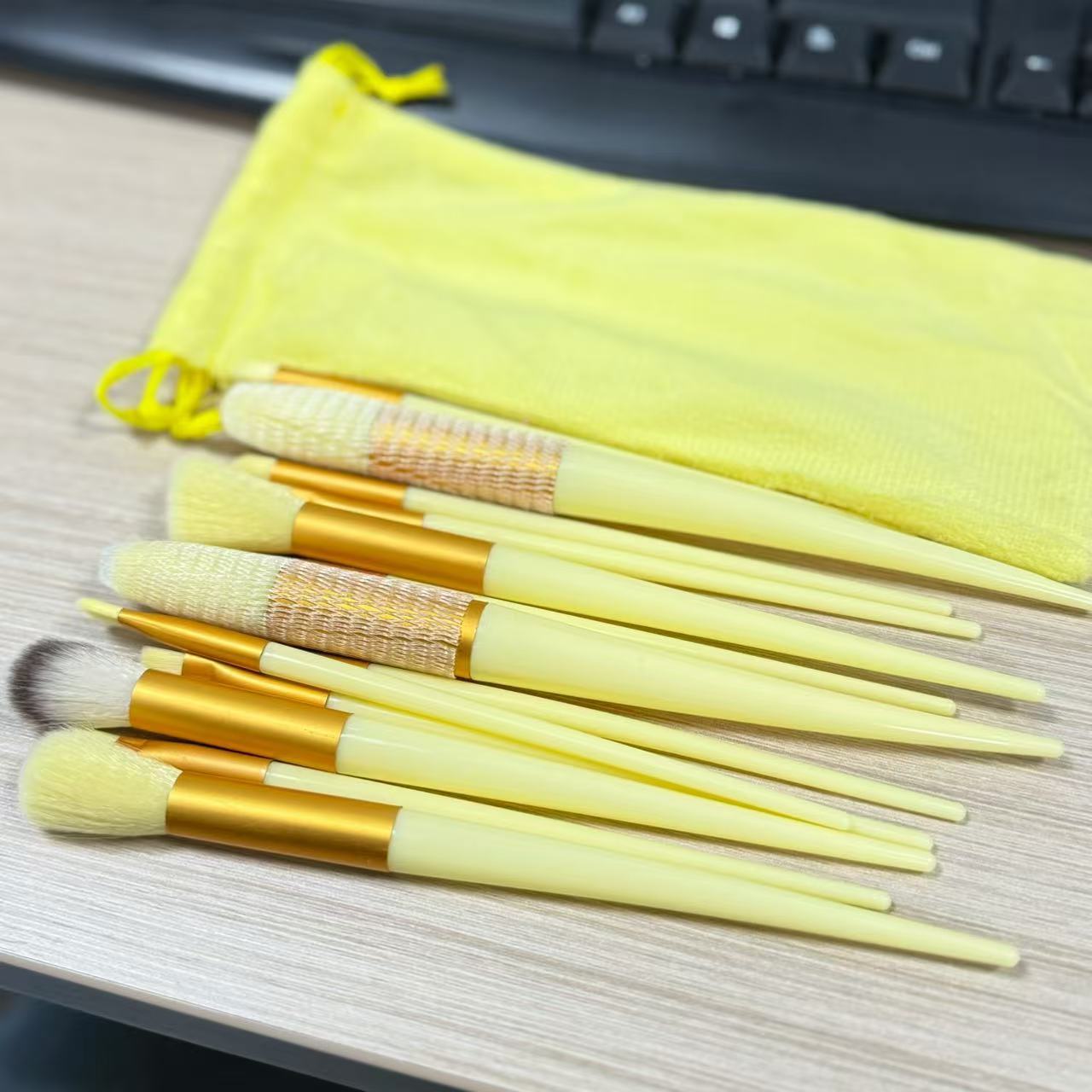 13 bolsas amarillas + de terciopelo