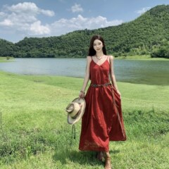 大西北新疆川西旅游红色V领吊带连衣裙女夏季设计感宽松显瘦长裙