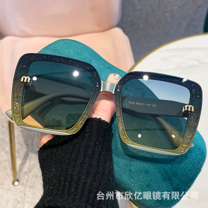 Square flashing fashionable sunglasses