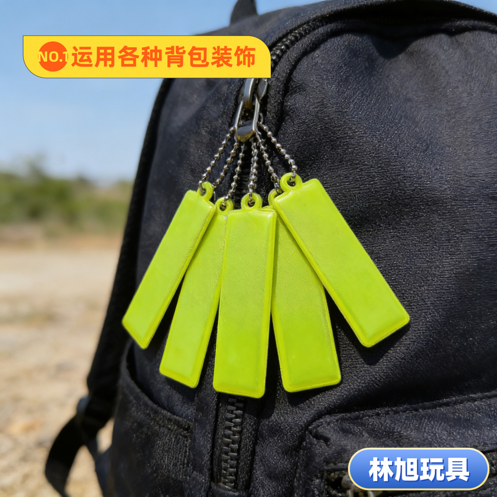 Reflective Pvc Fluorescent Green Keychain, Backpack Pendant, High-Brightness Warning Zipper Car Pendant for Night Use