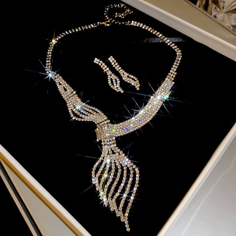 Collar de aretes cuadrados con incrustaciones de diamantes de dos piezas de moda, lujo ligero, collar de alta gama, temperamento exquisito, conjunto de joyas de todo fósforo