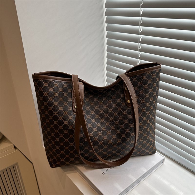 Bolsa de clase retro de gran capacidad para mujeres invierno 2025 nueva moda nicho bolso de hombro universal