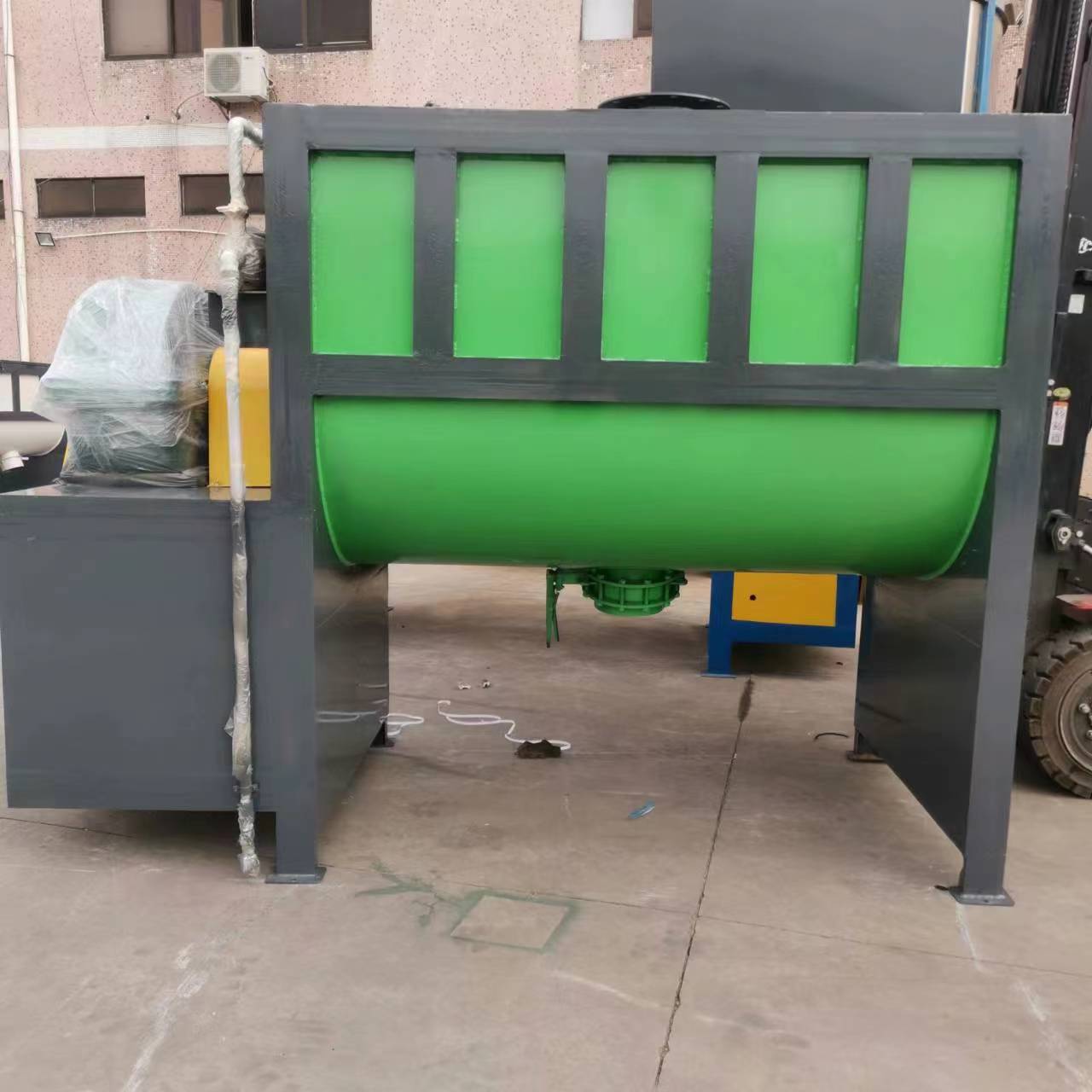 福建U型槽粉剂拌料桶湖北调味料面粉混合机安徽磷钾肥雾化搅拌机