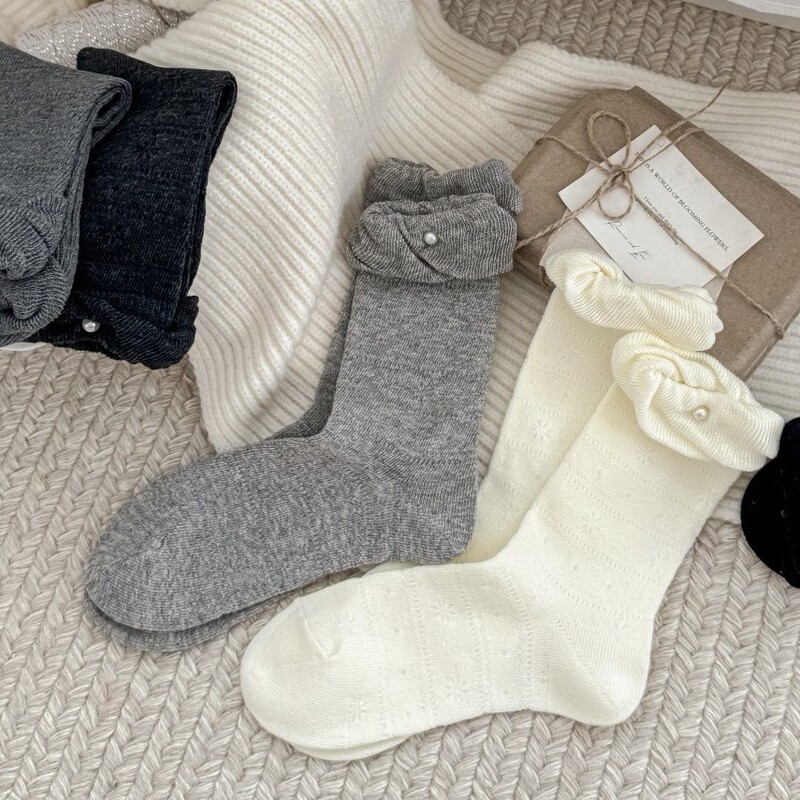 New autumn and winter pleated socks for women, mid-calf socks, versatile black, white, and gray stacked socks, French-style pearl lace socks, slimming effect