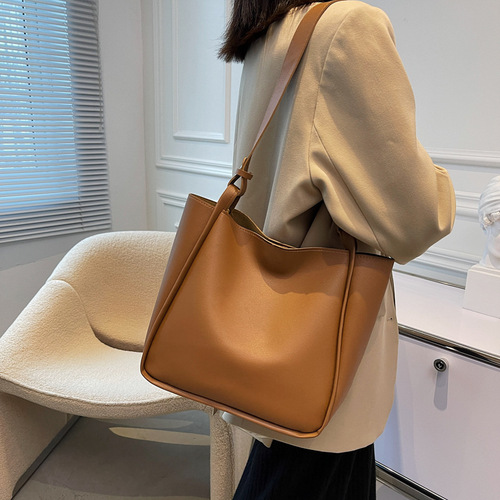Large-capacity bag for women in autumn and winter new bucket bag  new trendy Korean version soft leather texture shoulder crossbody bag