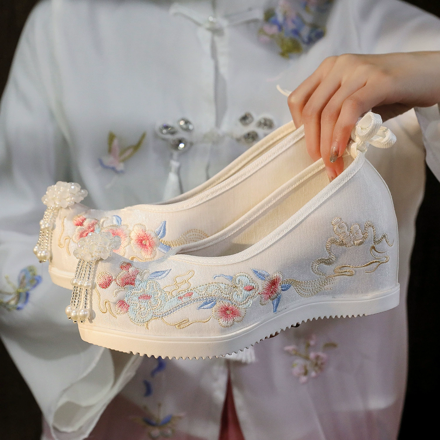 [Ruyi] 2024 Весенняя Новая тканевая обувь с жемчугом и скрытой высотой с поднятым носком, обувь с вышивкой в старинном стиле, обувь ханьфу в этническом стиле