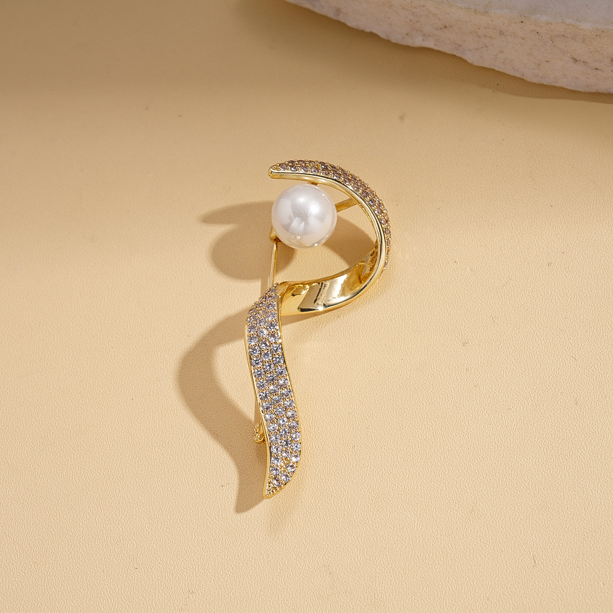 14k oro real galvanizado Zircon europeo y americano perla geometría torcida broche retro lujo ligero alto sentido accesorios de traje