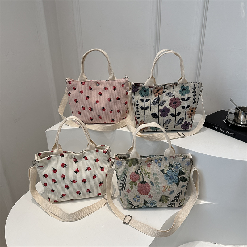 Bolsa de hombro de personalidad casual 2024 verano nuevo estilo de gran capacidad de fresa de lana estilo universitario bolso de mano bolso de mujer