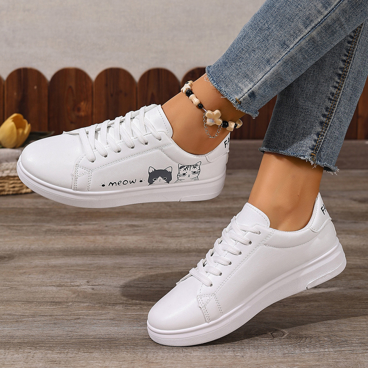 Pequeños zapatos blancos para mujeres 2025 primavera y otoño nuevo comercio exterior zapatos de plantilla estudiantes zapatos de mujer de tamaño grande zapatos deportivos casuales de cuero