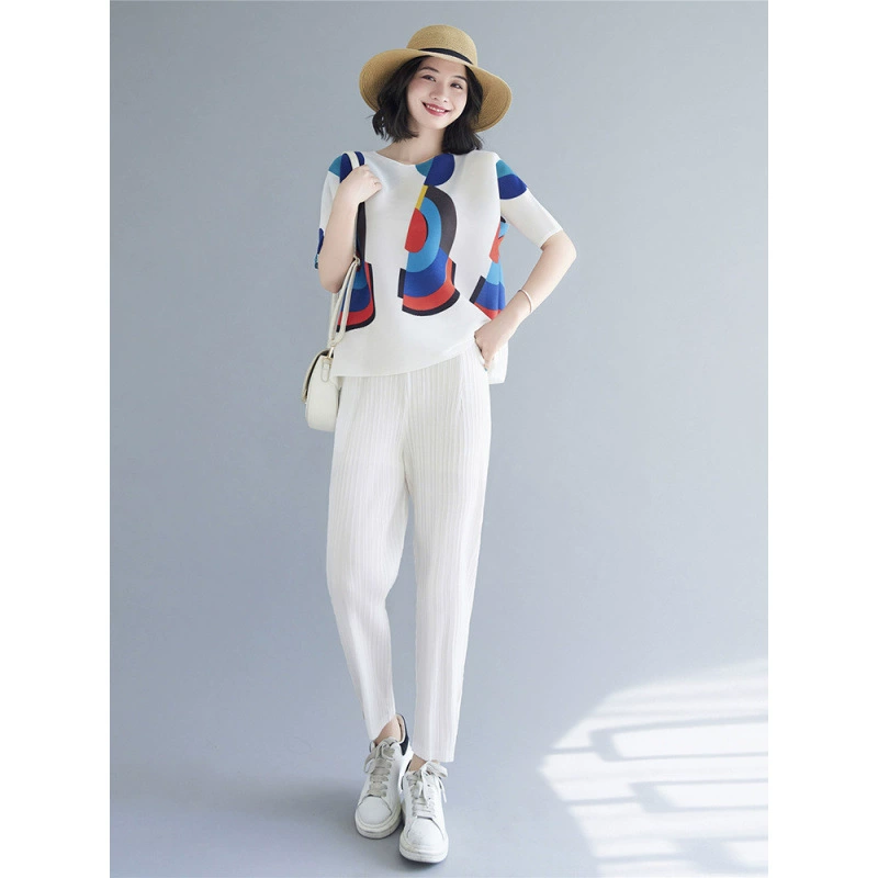 Тонкая и элегантная футболка с круглым вырезом, лето 2025, новая мода, свободный и универсальный плиссированный топ с короткими рукавами и принтом