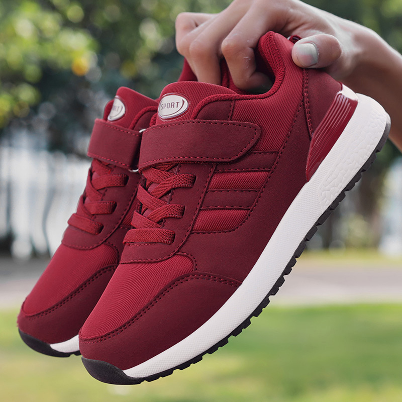 Zapatos de madre primavera para mujer nuevos zapatos deportivos de mediana edad y ancianos de suela suave estilo de pareja casual zapatos para caminar para papá cabello de una pieza