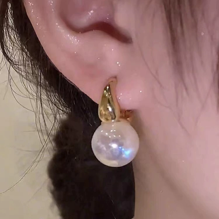 Серебряные сереги с жемчужиной — французский стиль light-luxury, яркий запоминающийся дизайн