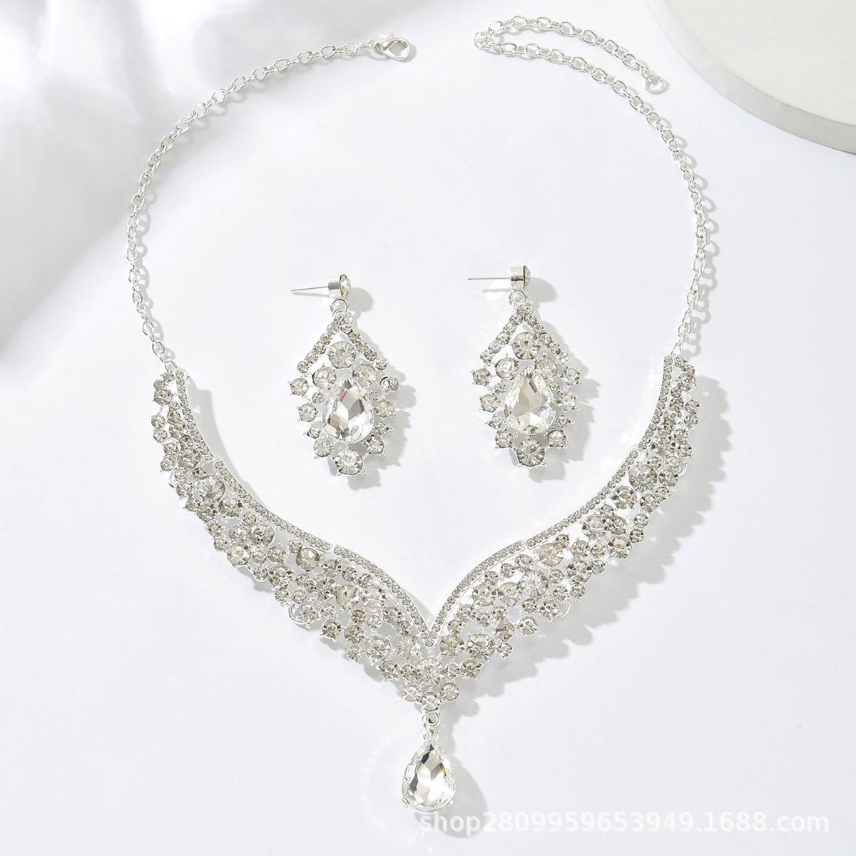 現物はレトロなアクセサリーの誇張ネックレスのイヤリングセットを提供しています。