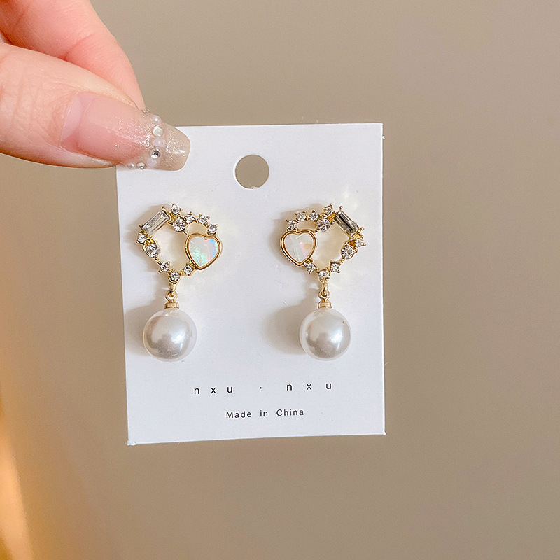 Luz de lujo de alto nivel nicho de diseño femenino sensación de aretes de bordilla temperamento perla asimetría joyería perla al por mayor