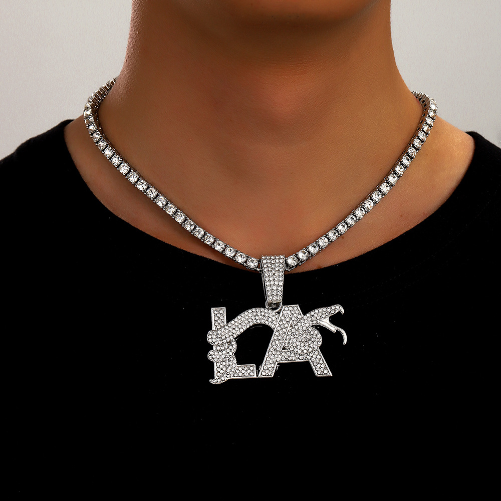 Nuevos productos transfronterizos calientes llenos de letras de diamante LA forma de serpiente personalidad collar logotipo de moda collar de joyas de cadena cubana