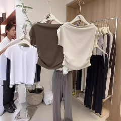 十三行夏服新型ファッション気質高級感一字襟純色半袖スリム着痩せtシャツ上着女
