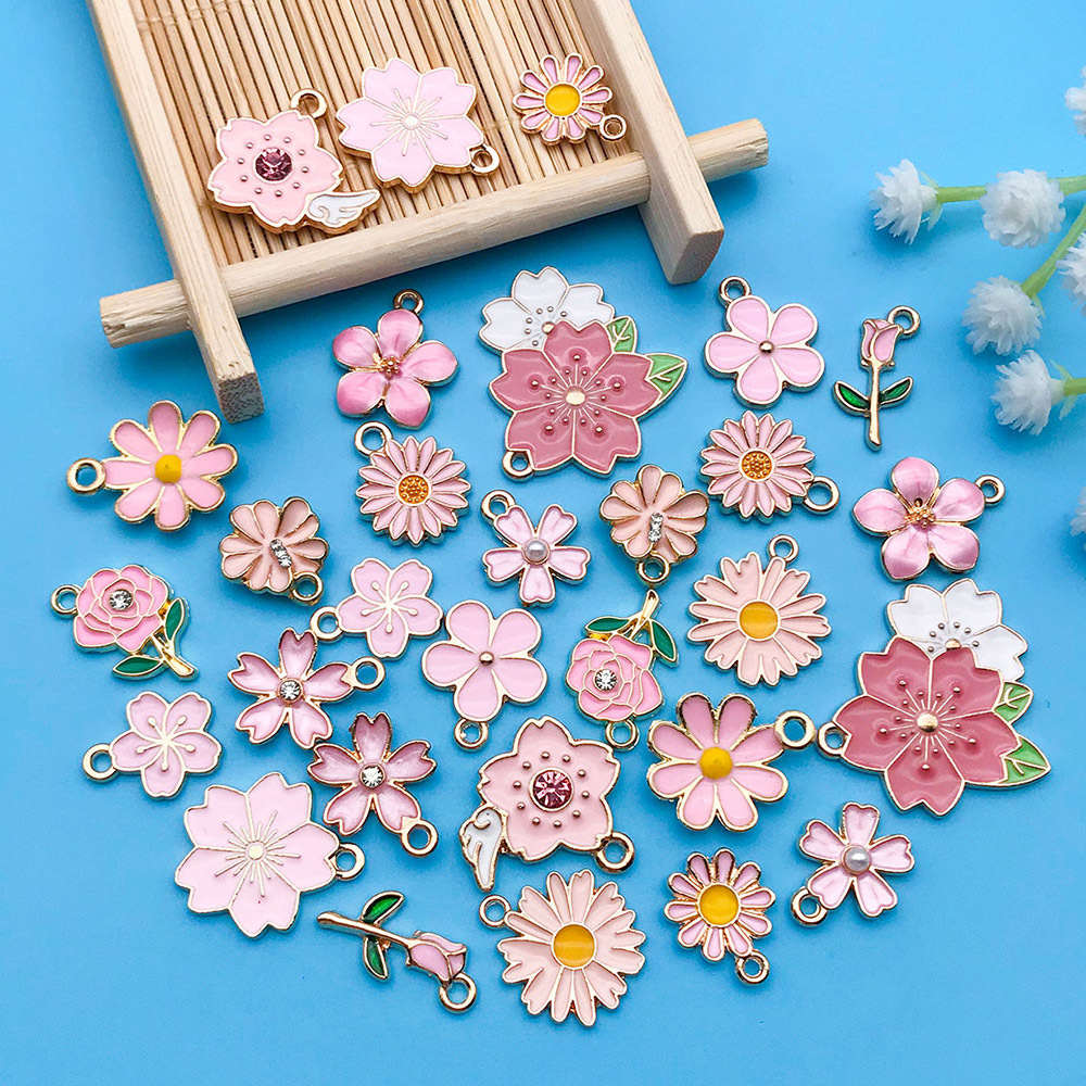 Colgantes esmaltados de flor de cerezo y margarita