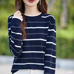 春と秋の新商品の純綿の長袖の底のシャツの女性の丸首は色のストライプのゆったりしているニットの上着にぶつかります。